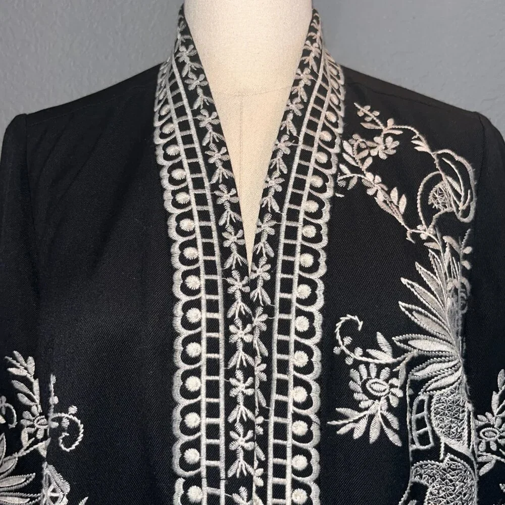 CHICO'S FULLY EMBOIDERED BLACK & WHITE KIMONO JACKET TOPPER - EUC - SIZE 0 = 4/6 - Picture 2 of 15